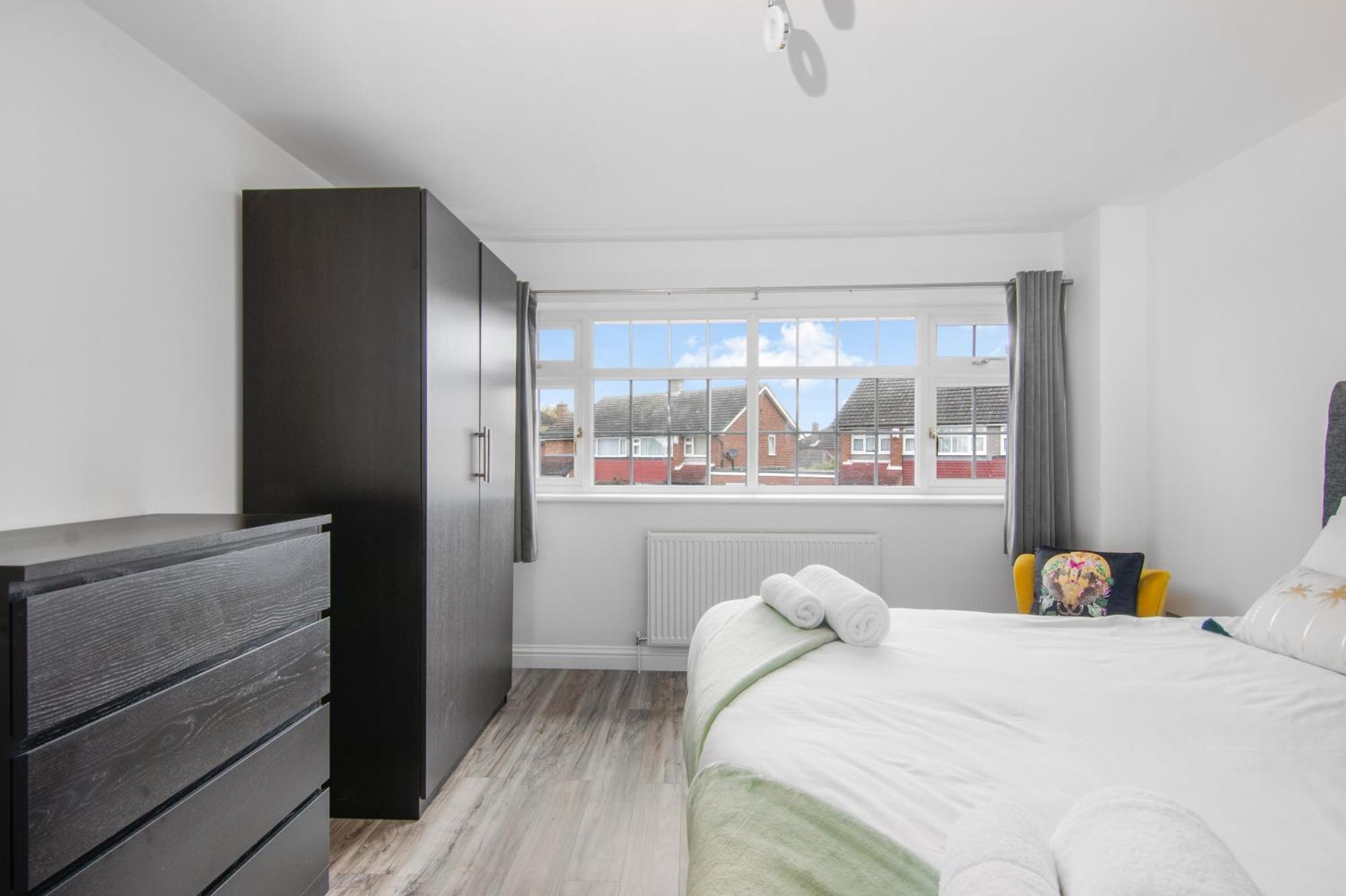 Onsitestays - Spacious 3 Bed House With Garden, Wifi & 4 Plus Parking Gravesend Eksteriør billede