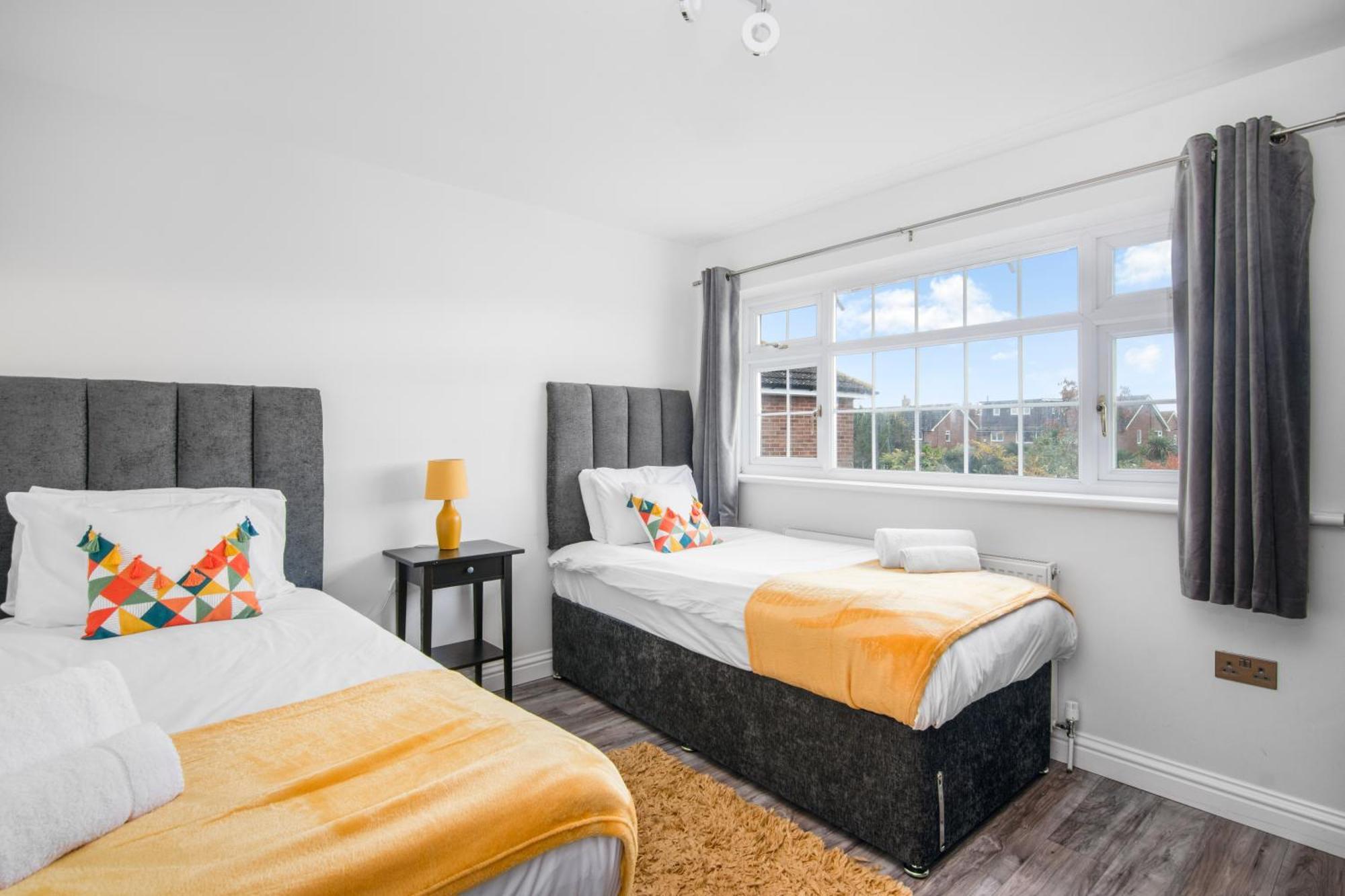 Onsitestays - Spacious 3 Bed House With Garden, Wifi & 4 Plus Parking Gravesend Eksteriør billede