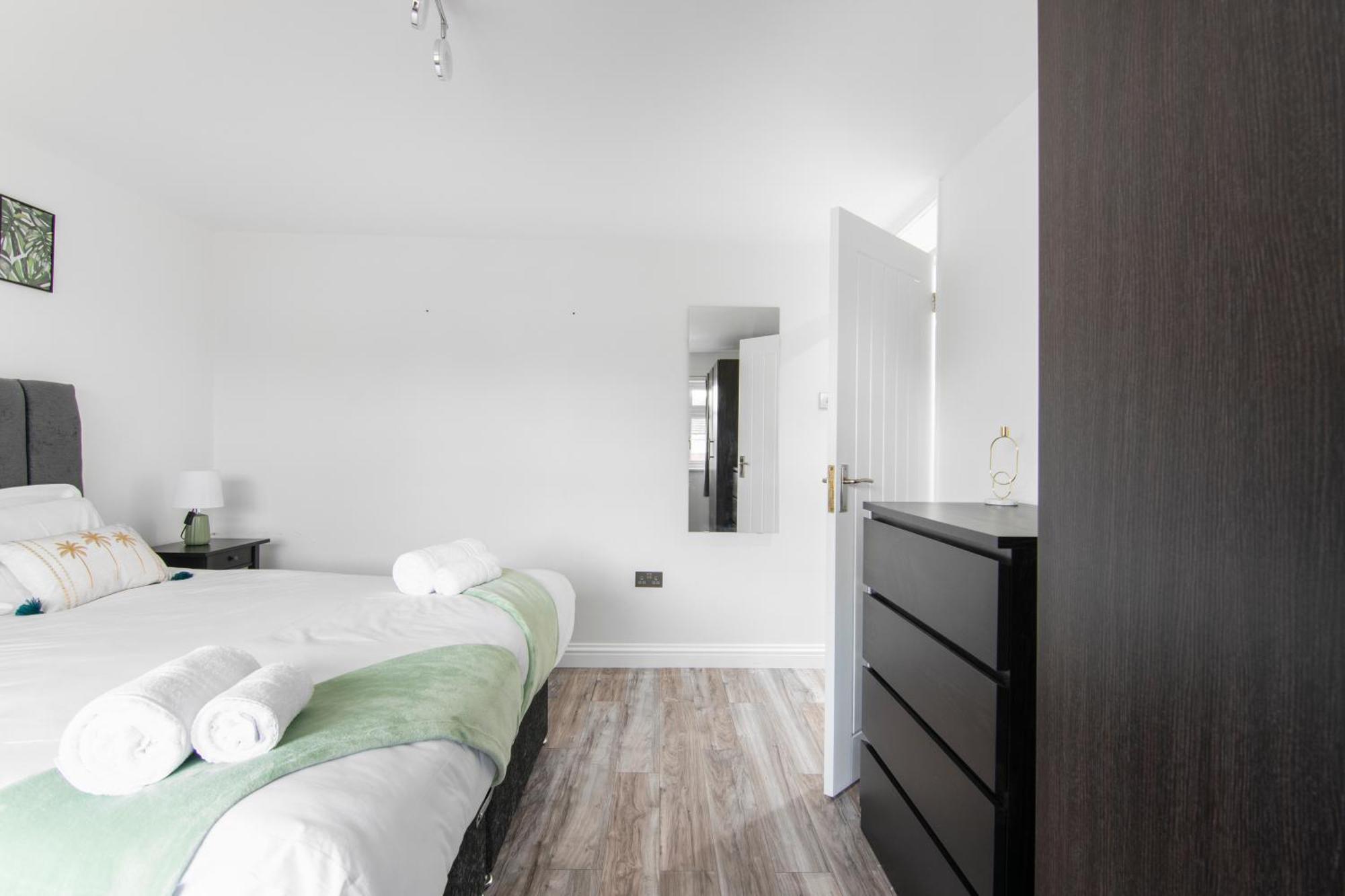 Onsitestays - Spacious 3 Bed House With Garden, Wifi & 4 Plus Parking Gravesend Eksteriør billede